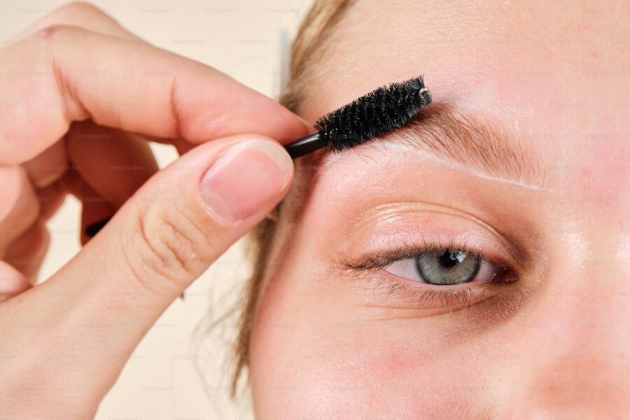 Laminacja brwi i rzęs w ciąży – czy zabieg jest bezpieczny?